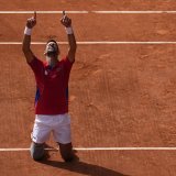Novak Djokovic a décroché sa première médaille d'or olympique. KEYSTONE/AP/Andy Wong